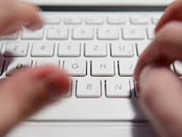 هل تعلم سبب ترتيب لوحة المفاتيح بنظام QWERTY؟
